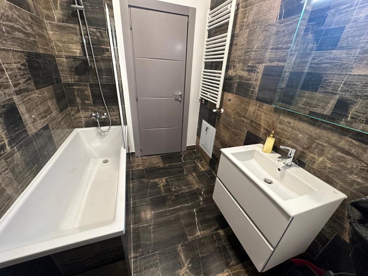 Industrial Touch - Designed Apartment Iasi Ngoại thất bức ảnh